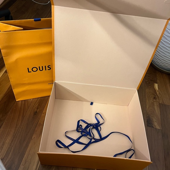 Louis Vuitton box and shopping bag - Picture 3 of 3